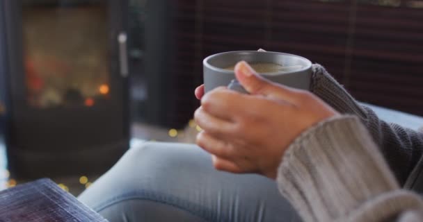 Primer Plano Mujer Afroamericana Bebiendo Café Mientras Está Sentada Cerca — Vídeos de Stock