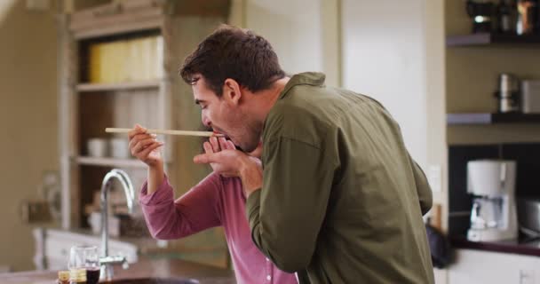 Feliz Pareja Diversa Preparando Una Comida Juntos Cocina Degustando Comida — Vídeos de Stock