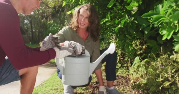 Heureux Couple Caucasien Âgé Jardinage Arrosage Des Plantes Parler Dans — Video