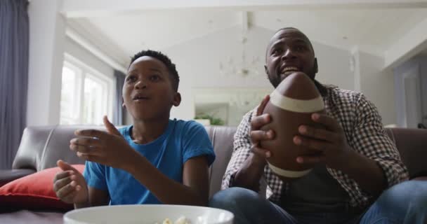Opgewonden Afrikaanse Amerikaanse Vader Zoon Kijken Voetbal Juichen High Fiving — Stockvideo