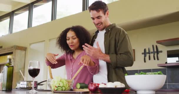 Glückliche Paare Bereiten Gemeinsam Der Küche Ein Essen Rühren Das — Stockvideo