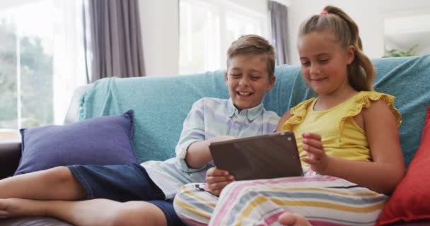 Mutlu Beyaz Erkek Kız Kardeşler Evlerinde Kanepede Oturup Tablet Kullanıyor — Stok video
