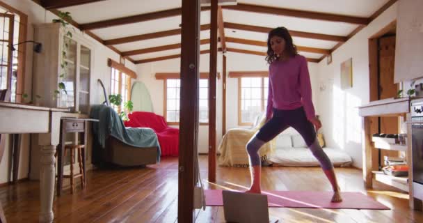 Relajada Mujer Raza Mixta Practicando Yoga Pie Estirándose Soleada Cabaña — Vídeos de Stock