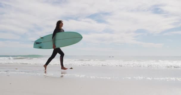 Feliz Mujer Raza Mixta Corriendo Por Playa Junto Mar Llevando — Vídeos de Stock