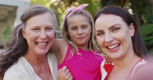 Retrato Avó Caucasiana Feliz Neta Mãe Abraçando Jardim Sorrindo Família — Vídeo de Stock