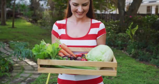 Mujer Caucásica Sonriente Pie Jardín Sosteniendo Caja Verduras Pasar Tiempo — Vídeos de Stock