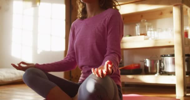 Afslappet Blandet Race Kvinde Praktiserer Yoga Sidder Meditation Solrigt Sommerhus – Stock-video