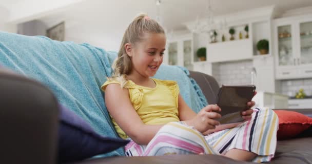 Chica Caucásica Feliz Casa Sentado Sofá Con Tableta Sonriendo Familia — Vídeos de Stock