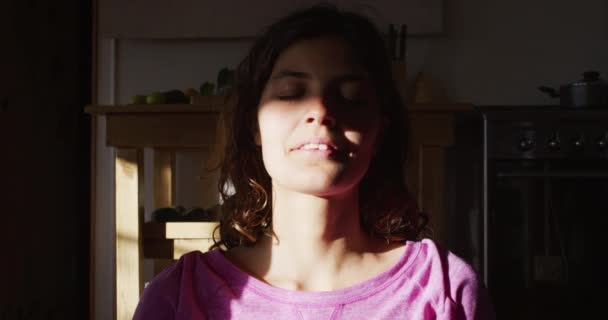 Rahatlamış Melez Kadın Yoga Yapıyor Meditasyon Yapıyor Kır Evinde Gülümsüyor — Stok video