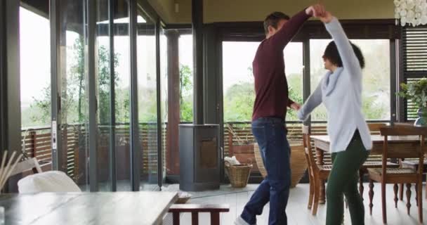 Glückliche Bunte Paare Die Spaß Beim Tanzen Wohnzimmer Haben Und — Stockvideo