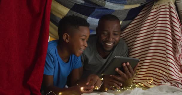 Feliz Afroamericano Padre Hijo Usando Tableta Riendo Acostado Campamento Mantas — Vídeo de stock