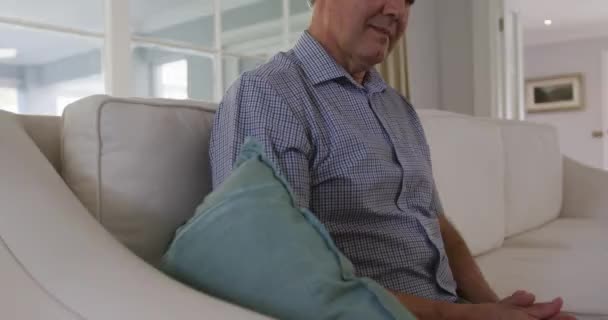 Tankeväckande Seniorkaukasier Som Sitter Soffan Vardagsrummet Och Tittar Bort Pensionering — Stockvideo