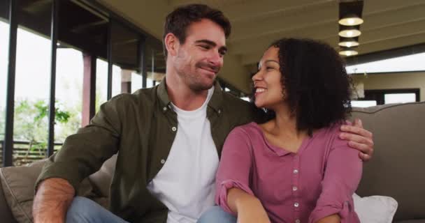 Gemischtes Paar Lächelt Während Sich Auf Der Couch Ferienhaus Anschaut — Stockvideo