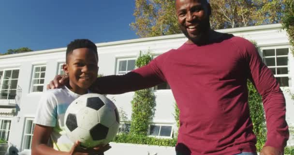 Retrato Papá Hijo Afroamericanos Sonriendo Mientras Sostiene Balón Fútbol Jardín — Vídeo de stock