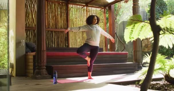 Mujer Afroamericana Practicando Yoga Meditando Casa Vacaciones Estilo Vida Activo — Vídeos de Stock