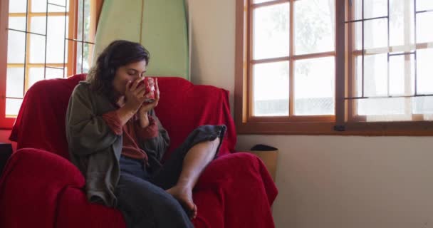 Rahat Melez Kulaklık Takan Güneşli Kır Evinde Çay Içen Bir — Stok video