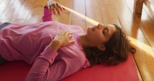 Femme Mixte Détendue Pratiquant Yoga Couchée Sur Tapis Avec Les — Video
