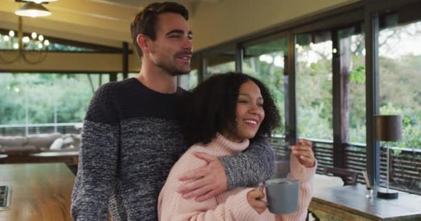 快乐而多样化的夫妻在餐厅里聊天 拥抱和喝咖啡 在家里一起消磨时光 — 图库视频影像