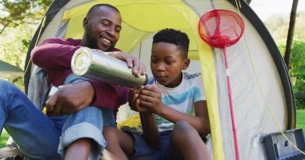 Afro Amerikaanse Vader Die Koffie Beker Van Zijn Zoon Doet — Stockvideo