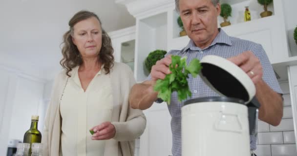 Coppia Caucasica Anziana Cucina Che Prepara Cibo Compostando Scarti Vegetali — Video Stock