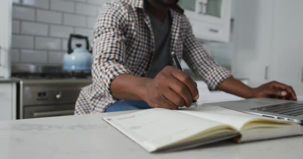 Sección Media Del Hombre Afroamericano Que Trabaja Casa Escritura Cocina — Vídeos de Stock