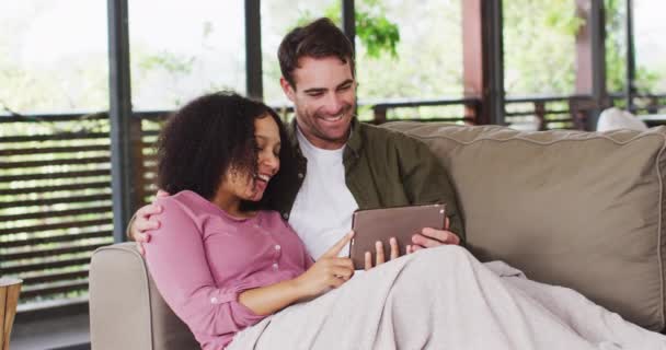 Sorrindo Casal Raça Mista Ter Uma Chamada Vídeo Tablet Digital — Vídeo de Stock