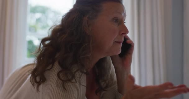 Bezorgde Senior Kaukasische Vrouw Zit Praat Smartphone Pensionering Levensstijl Met — Stockvideo