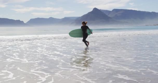 Deniz Kenarında Sörf Tahtası Taşıyan Mutlu Melez Kadın Sağlıklı Aktif — Stok video