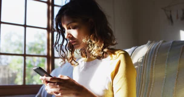 Gelukkig Gemengd Ras Vrouw Zitten Bank Met Behulp Van Smartphone — Stockvideo