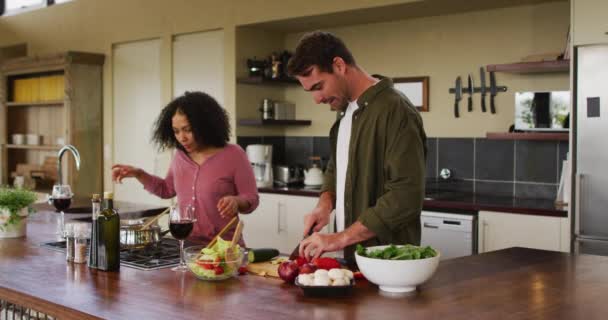 Heureux Couple Diversifié Préparer Nourriture Ensemble Dans Cuisine Hacher Des — Video