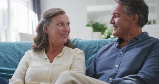 Gelukkige Oudere Blanke Echtpaar Zitten Woonkamer Praten Glimlachen Pensioen Levensstijl — Stockvideo