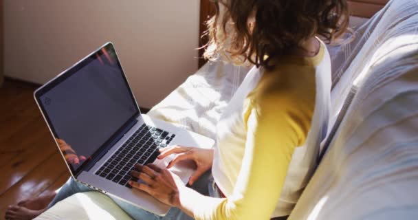 Gemengde Race Vrouw Zittend Bank Met Behulp Van Laptop Zonnige — Stockvideo