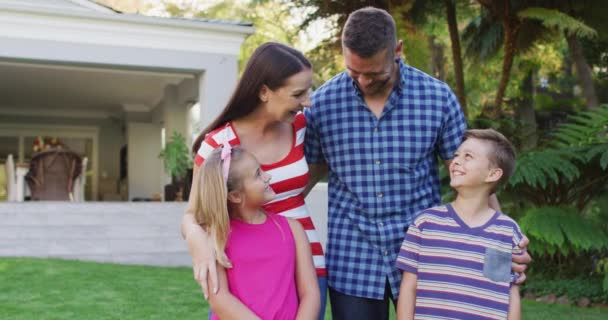 描绘快乐的高加索父母 儿子和女儿一起站在花园里笑着 快乐的家庭在家里消磨时光 — 图库视频影像