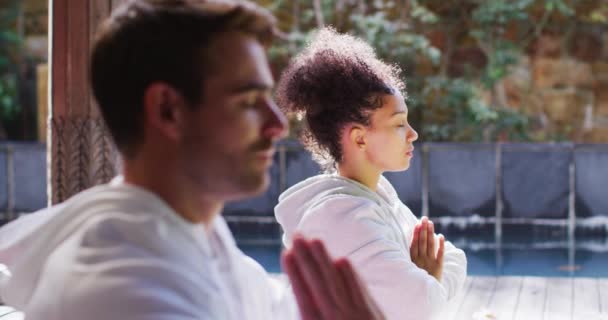 Gemengd Racepaar Dat Yoga Beoefent Samen Mediteert Het Vakantiehuis Actieve — Stockvideo