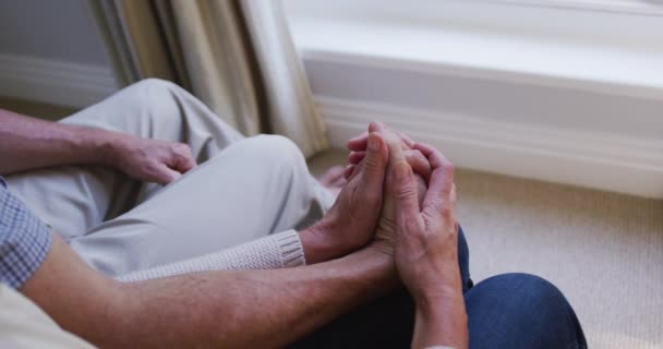 中段快乐的老年高加索夫妇手牵手坐在客厅里 家庭退休生活方式 — 图库视频影像