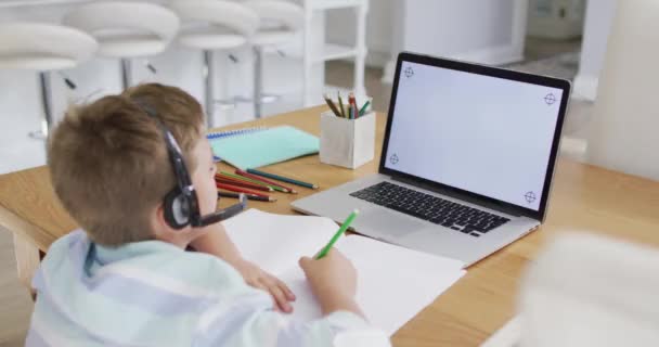 Niño Caucásico Feliz Durante Lección Escuela Línea Con Auriculares Ordenador — Vídeos de Stock
