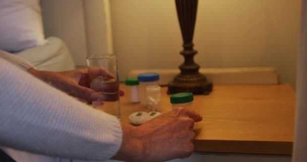 Starší Běloška Sedí Ložnici Užívá Tablety Sklenicí Vody Důchodový Životní — Stock video