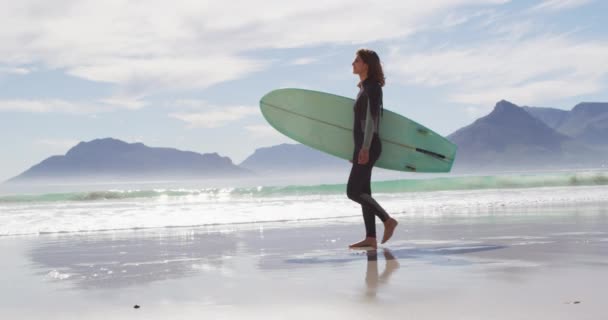 Deniz Kenarında Sörf Tahtası Taşıyan Mutlu Melez Kadın Sağlıklı Aktif — Stok video