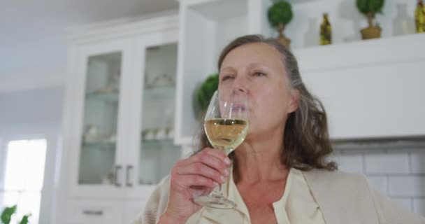 Femme Caucasienne Senior Debout Dans Cuisine Appréciant Boire Verre Vin — Video