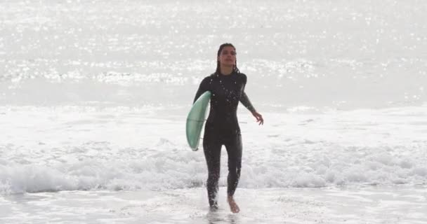 Sörf Tahtası Taşıyan Melez Bir Kadın Denizden Sahile Koşuyor Sağlıklı — Stok video