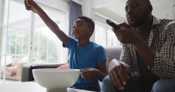 Šťastný Africký Americký Otec Vzrušený Syn Sledující Televizi Pojídající Popcorn — Stock video