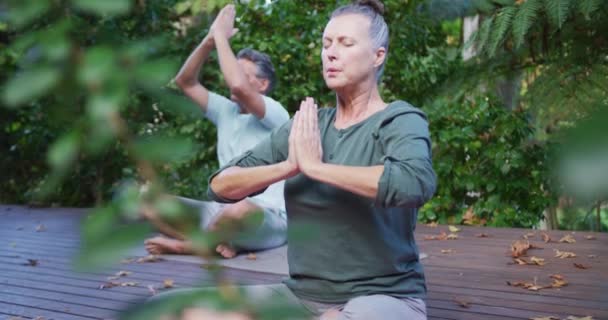 Pareja Caucásica Mayor Relajada Feliz Practicando Yoga Juntos Meditando Sentados — Vídeos de Stock