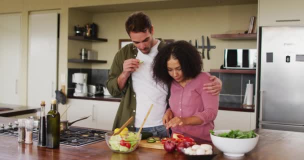 快乐的一对夫妇在厨房里一起准备食物 切蔬菜做沙拉 在家里一起消磨时光 — 图库视频影像
