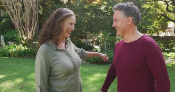 Portrait Heureux Couple Caucasien Âgé Debout Dans Jardin Embrassant Souriant — Video