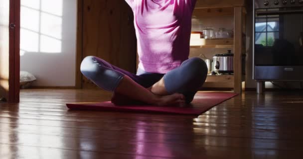 Donna Razza Mista Rilassato Praticare Yoga Seduto Meditando Sorridendo Camera — Video Stock