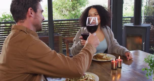 Gemischtes Paar Das Beim Mittagessen Einem Restaurant Anstößt Und Wein — Stockvideo