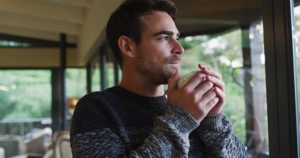 Przemyślany Biały Mężczyzna Wyglądający Przez Okno Pijący Kawę Jadalni Spędzanie — Wideo stockowe