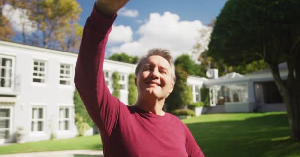 Feliz Hombre Caucásico Senior Tomando Selfie Con Teléfono Inteligente Pie — Vídeos de Stock