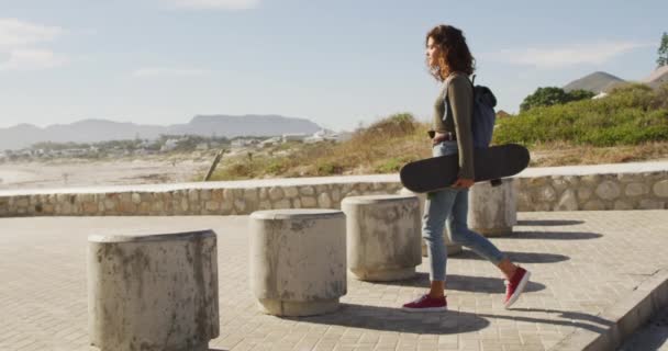 Mujer Raza Mixta Sosteniendo Patineta Que Detiene Para Disfrutar Vista — Vídeos de Stock