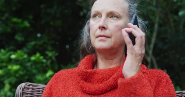 Felice Donna Caucasica Anziana Seduta Giardino Guardarsi Intorno Parlare Smartphone — Video Stock